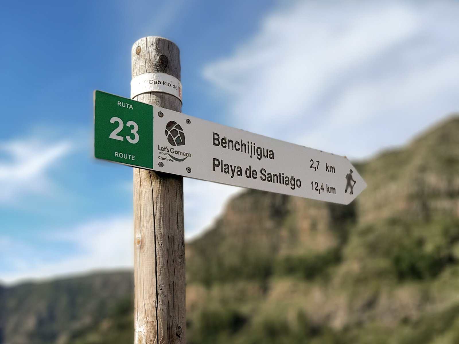 Clear hiking signage on La Gomera